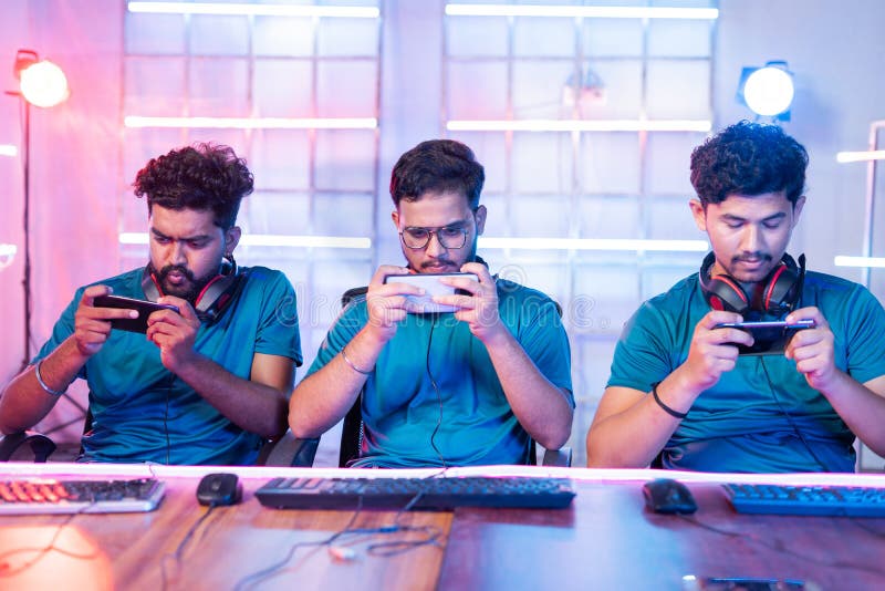 Manchester United Star Caught Playing Clash of Clans on the Bench